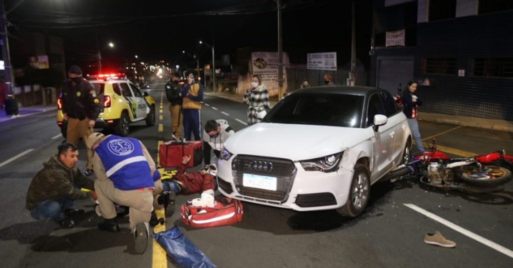 Motociclista fratura a perna em acidente contra Audi, em Ponta Grossa