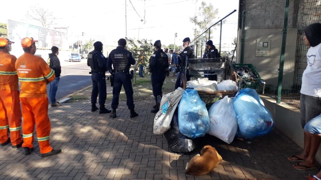 ‘Pediram pra gente se retirar, mas para onde?’, questiona moradora de rua