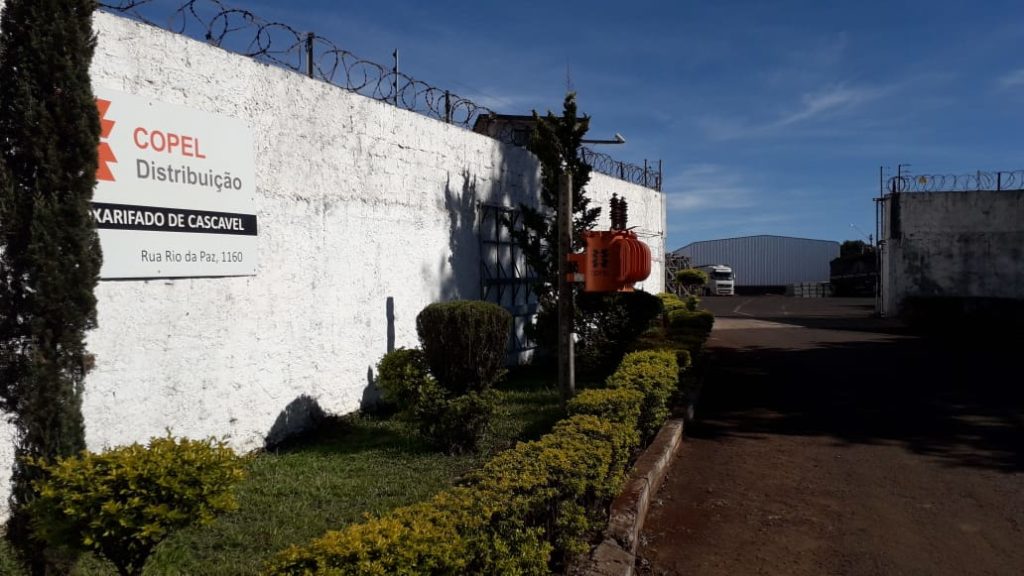 Homem sofre queda de plano elevado no Bairro Santa Felicidade