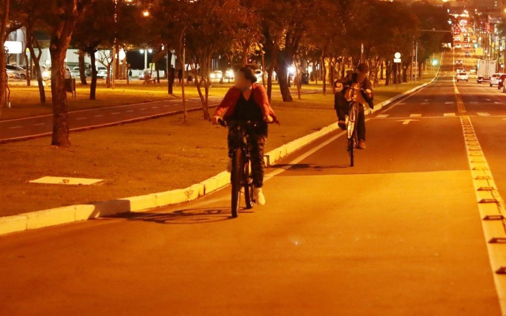 Pedestres e ciclistas persistem no equivoco de utilizar as pistas exclusivas do transporte coletivo