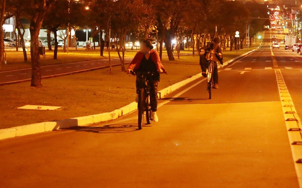 Pedestres e ciclistas persistem no equivoco de utilizar as pistas exclusivas do transporte coletivo Imagem referente a Pedestres e ciclistas persistem no equivoco de utilizar as pistas exclusivas do transporte coletivo