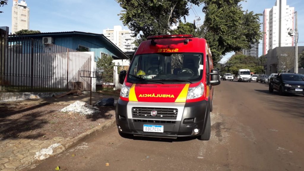 Homem é socorrido após sofrer queda de moto na Rua Voluntários da Pátria