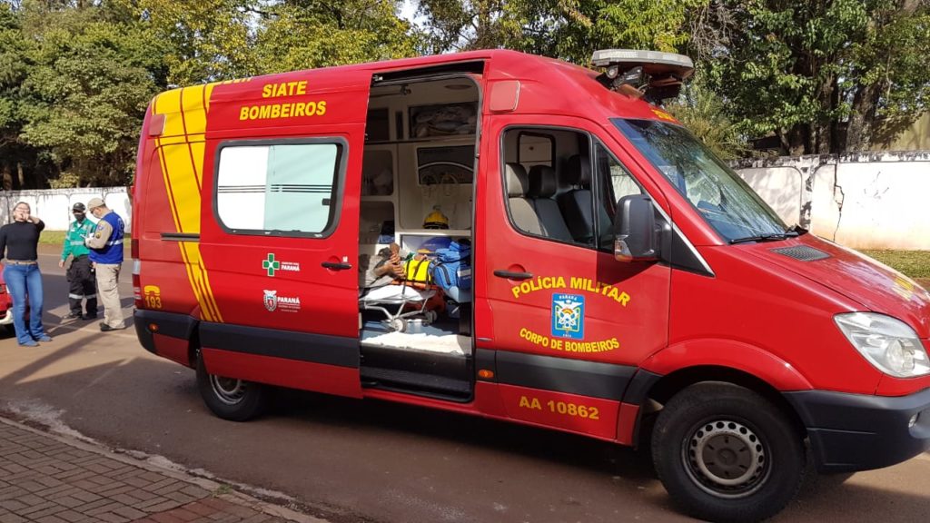Ciclista é socorrido pelo Siate após colidir contra carro estacionado na Rua Cuiabá