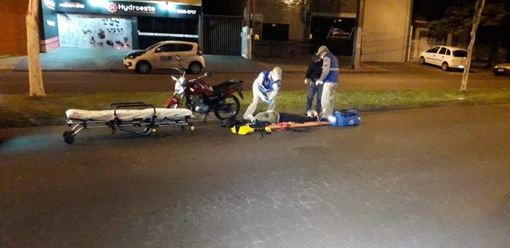 Casal cai de moto na Av. Rocha Pombo após condutor desviar de cão
