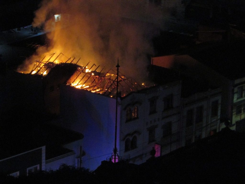 Incêndio atinge hotel histórico desativado no Centro de Curitiba
