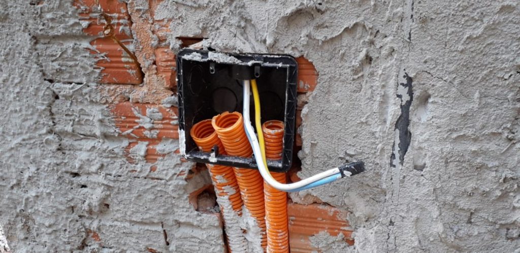 Pedreiro é flagrado furtando fios elétricos em obra
