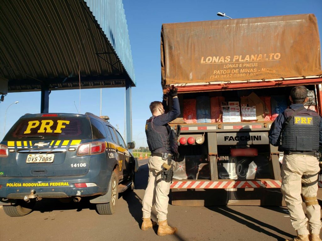 Operação Tamoio: PRF apreende bitrem com carga de cigarros contrabandeados avaliada em R$ 3 milhões em Terra Roxa