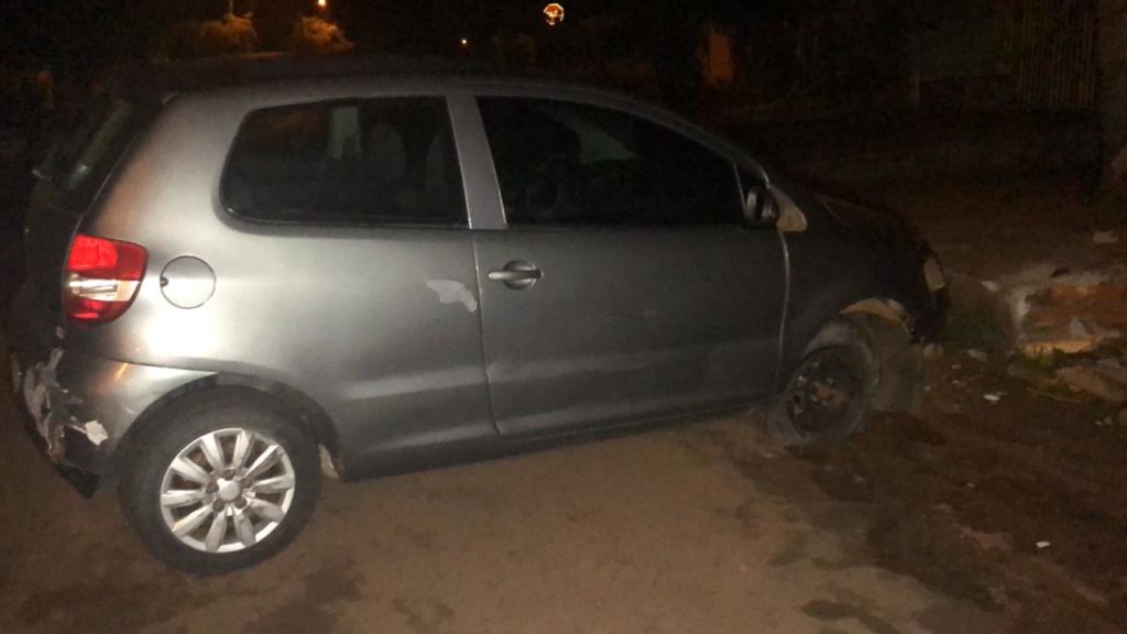 Carro atinge mureta no Bairro Floresta