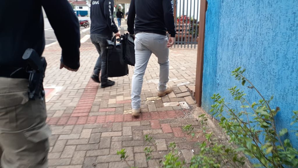 Material apreendido durante operação é levado à Divisão de Combate à Corrupção