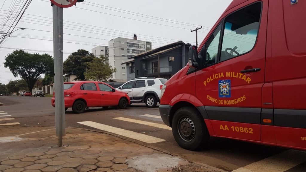 Mulher fica ferida em acidente entre carros no Bairro Neva