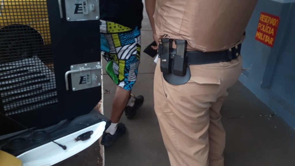 Homem é detido ao furtar chocolate em supermercado