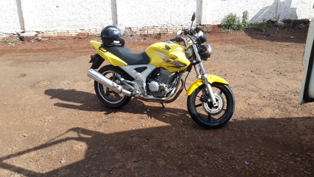 Honda Twister foi furtada em pátio de residência no Brasmadeira