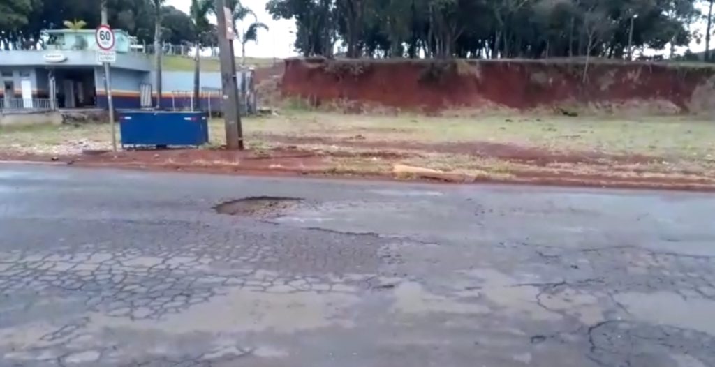 Buraco na Avenida Piquiri é alvo de reclamação
