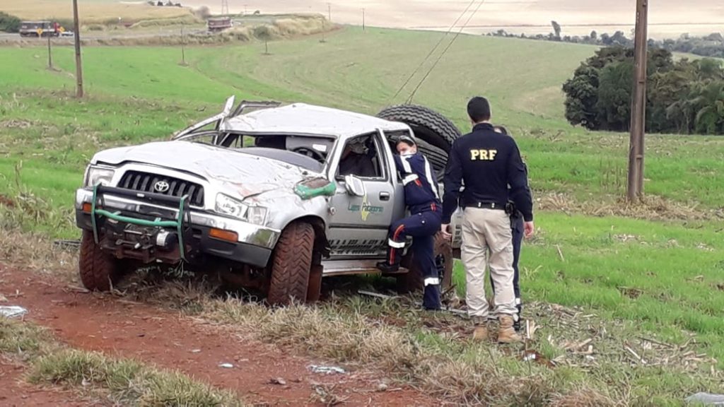 Motorista é socorrido ao capotar caminhonete na BR-467