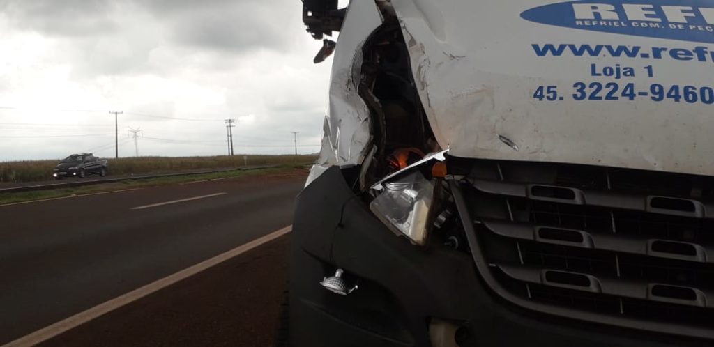 Utilitário para no sentido contrário da BR-467 após condutor perder o controle e bater contra placa