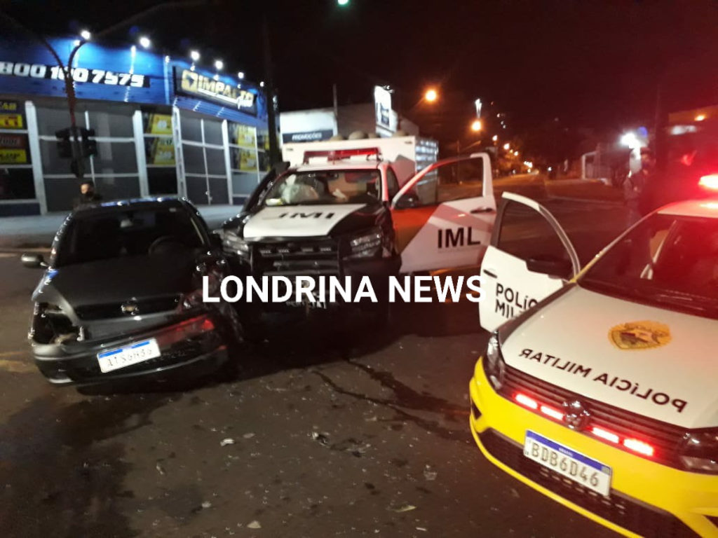 Homem fica ferido ao colidir carro contra viatura do IML em Londrina