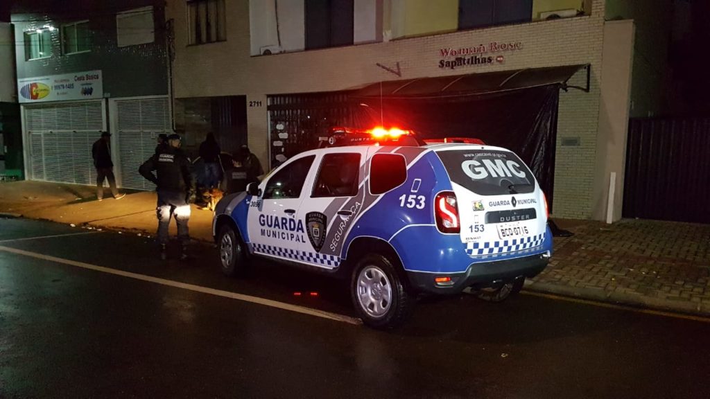 ‘Moradores de rua’ fazem acampamento nas proximidades do Centro Pop e Guarda Municipal é acionada