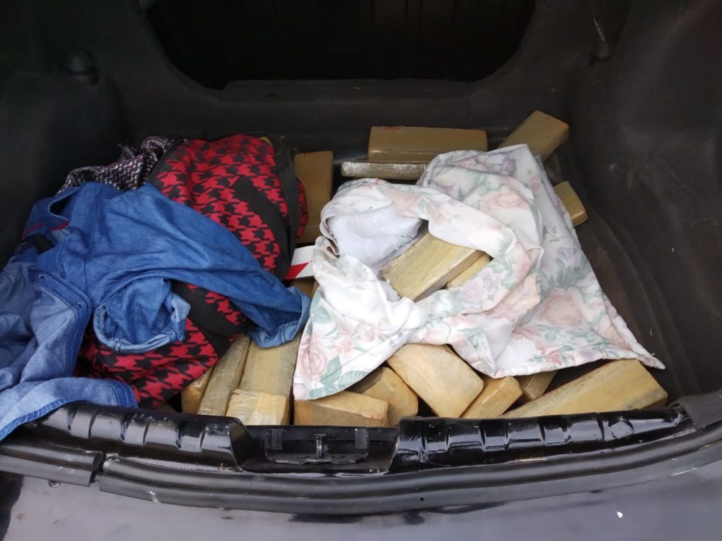 Carro é abandonado com maconha em Foz do Iguaçu
