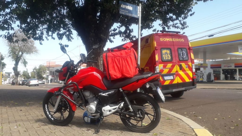 Jovem fica ferido ao sofrer queda de moto na Av. Carlos Gomes