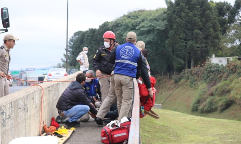 Bombeiros evitam morte em viaduto de Ponta Grossa