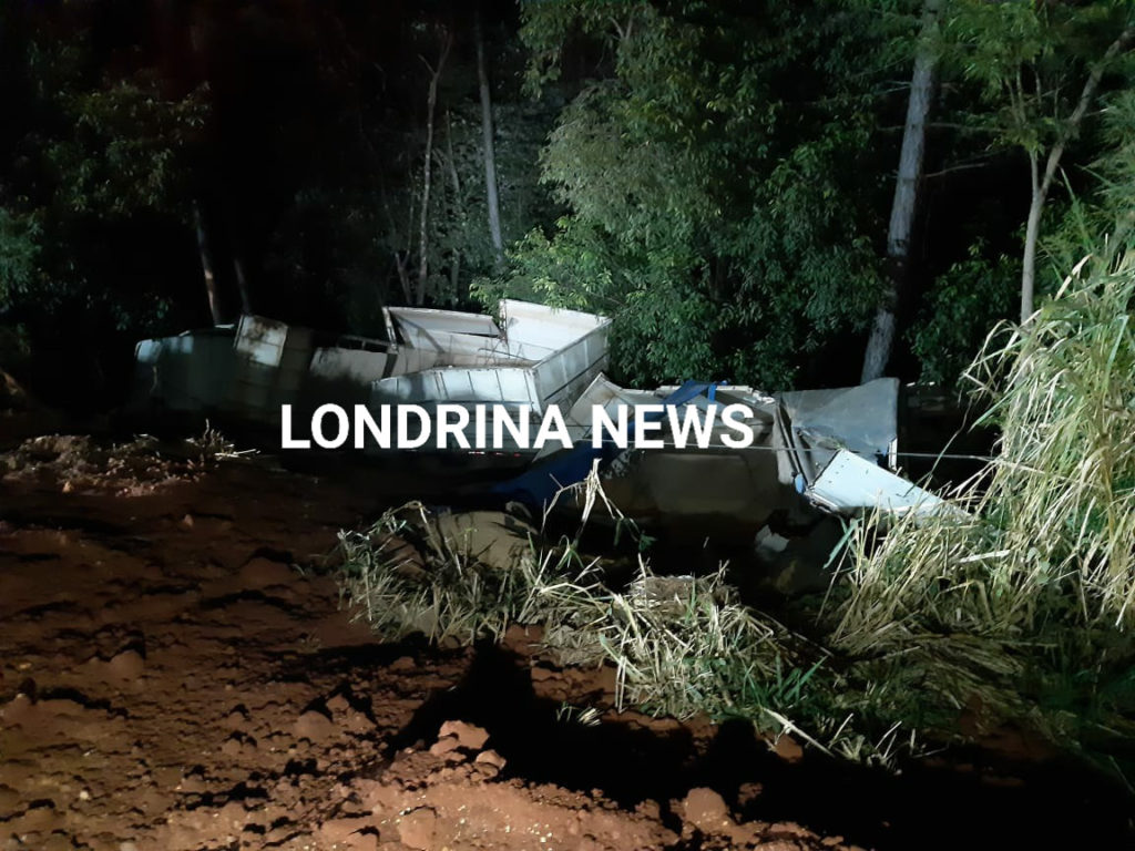 Carreta carregada com farelo de soja cai em ribanceira na PR-445, em Londrina