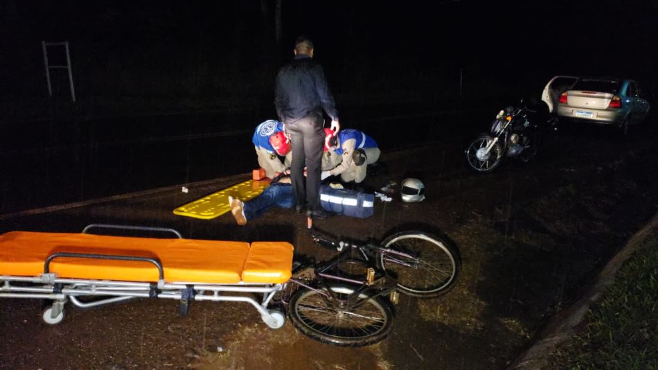 Ciclista de 53 anos fica gravemente ferido ao ser atingido por moto na BR-369, em Campo Mourão Imagem referente a Ciclista de 53 anos fica gravemente ferido ao ser atingido por moto na BR-369, em Campo Mourão