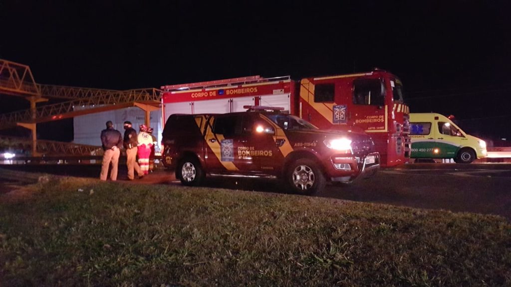 Corpo de Bombeiros é mobilizado para resgatar vítima em passarela da rodovia BR-277