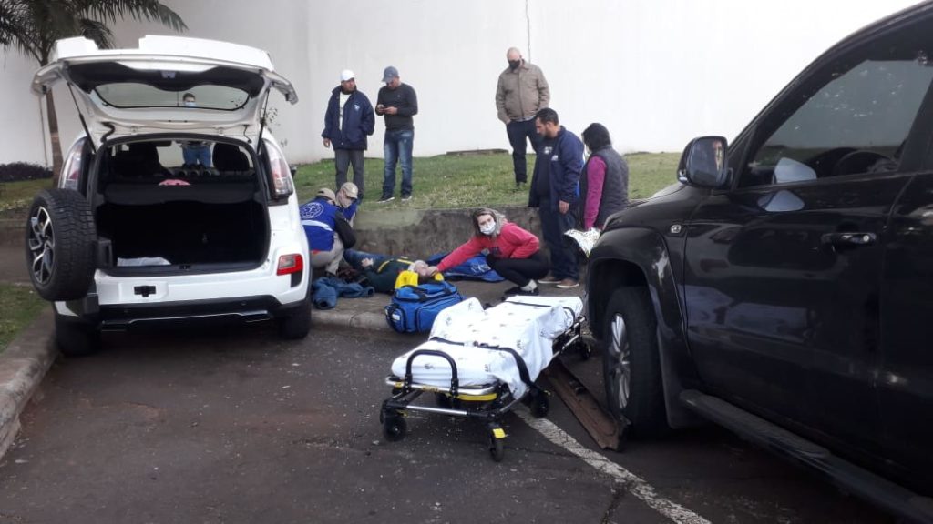 Motociclista fica ferido após ser atingido por carro na Rua General Osório
