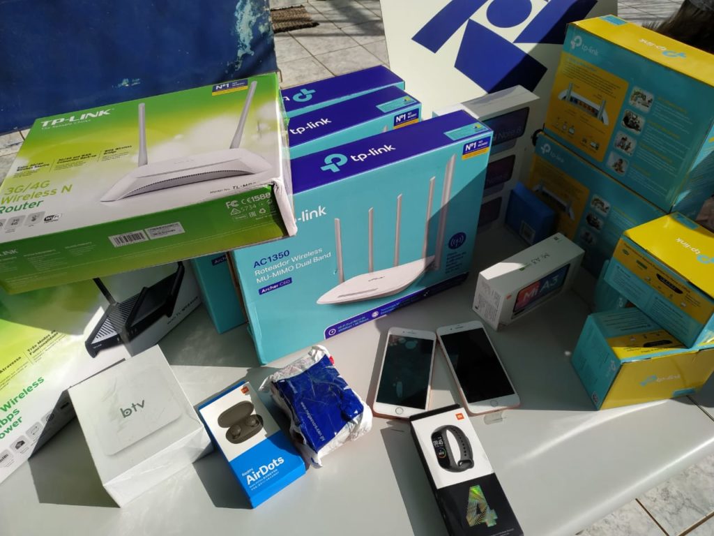Receita Federal apreende Scenic com aparelhos de internet, celulares e agasalhos