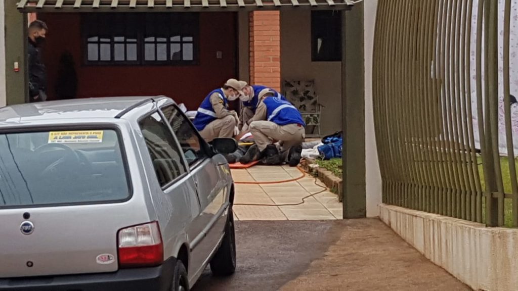 Homem de 71 anos sofre queda e fica ferido