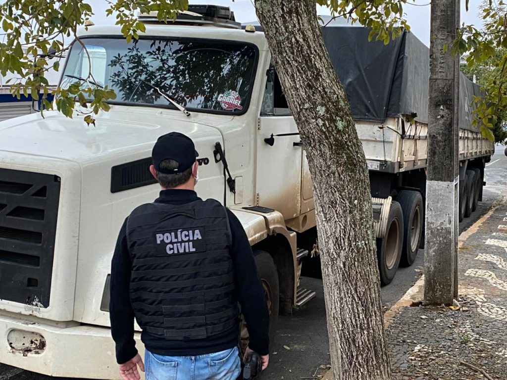 Motorista é preso ao desviar carga de 32 toneladas de soja