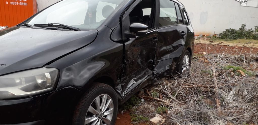 Carro para em terreno após forte colisão no Bairro Neva