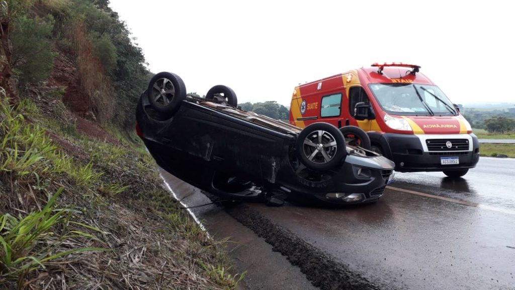 Motorista é socorrido ao capotar veículo na BR-467