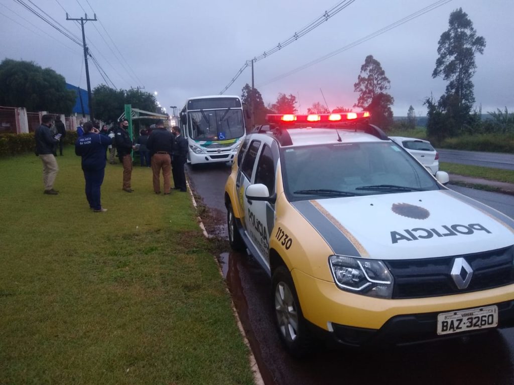 Por conta de superlotação, ônibus de Santa Tereza do Oeste é parado em fiscalização da Polícia Militar