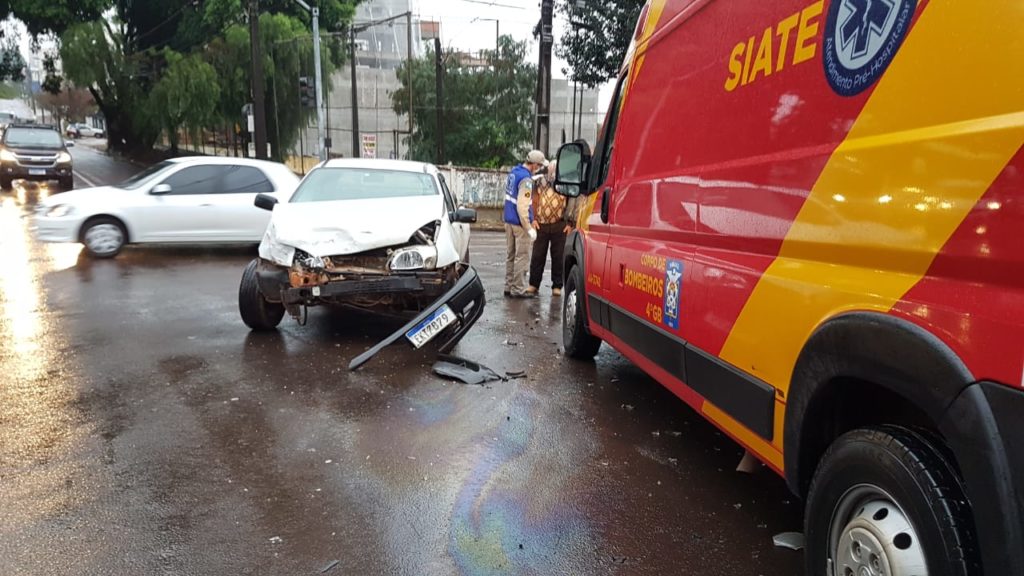 Carros se envolvem em acidente na Rua Minas Gerais