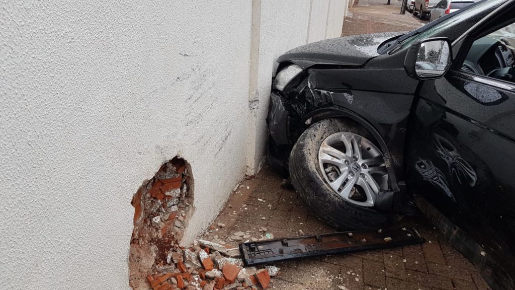 Caminhonete atinge muro em acidente na Rua São Paulo, no Centro