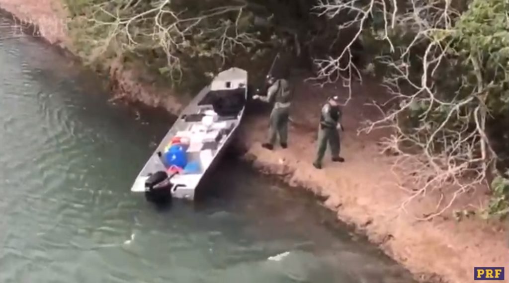 Operação Flagellum: Pelo ar, PRF apreende embarcação carregada com 376 quilos de maconha no Rio Paraná