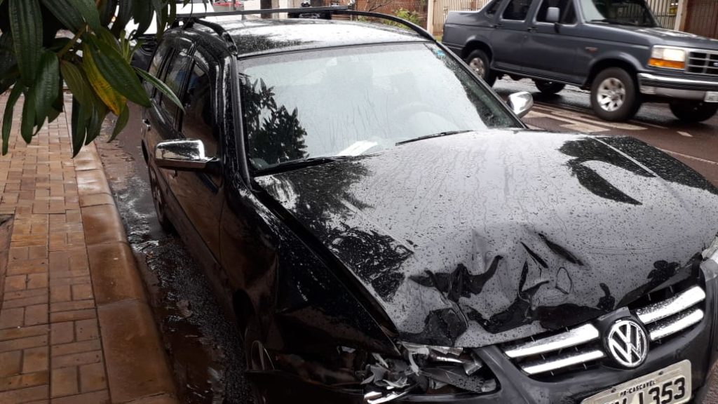 Veículos se envolvem em colisão no Bairro Cancelli