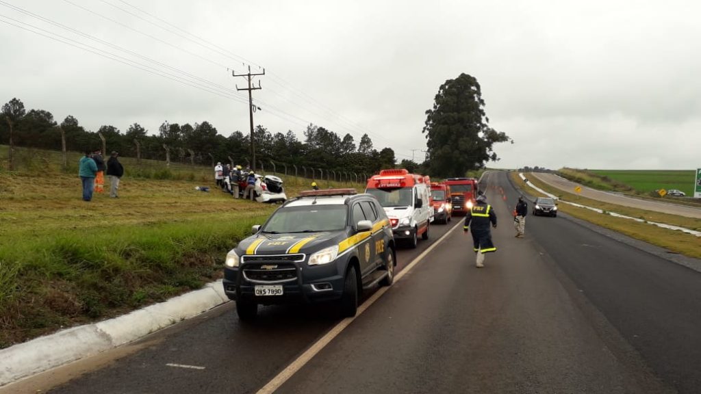 Médica fica ferida após carro capotar na rodovia BR-163
