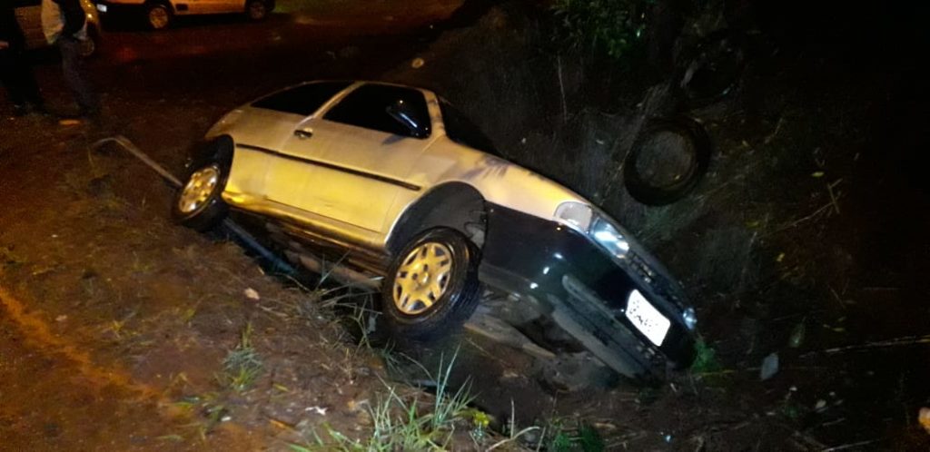 Veículo ocupado por casal de idosos cai em buraco na região do Lago Azul