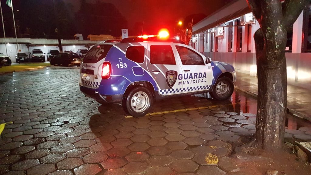 Durante patrulhamento pelo Bairro Neva, GM flagra homem com mandado de prisão em aberto por roubo agravado
