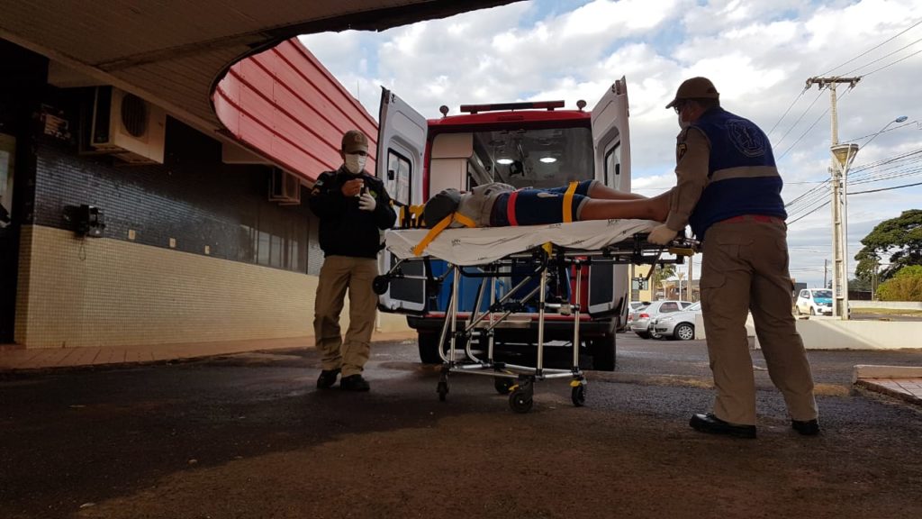 Adolescente tem suspeita de fratura na perna em queda no Brasmadeira