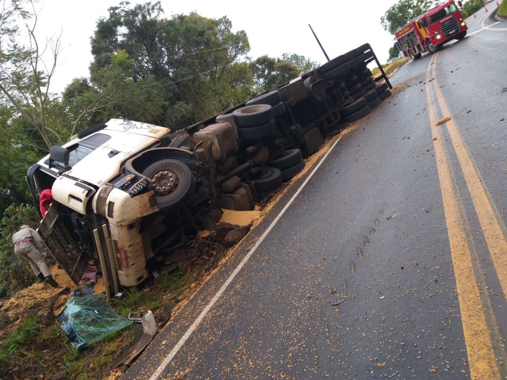 Caminhão tomba e motorista fica preso nas ferragens na PR-182, em Manfrinópolis