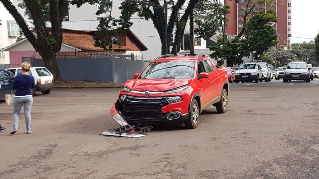 Carros batem em cruzamento com semáforo, no Centro