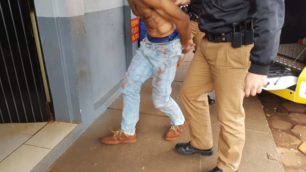 Acusado de furto é detido por populares até a chegada da Polícia Militar, no Bairro Cancelli