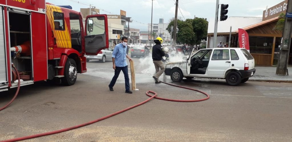 Uno da Prefeitura pega fogo no Bairro Coqueiral e Corpo de Bombeiros é mobilizado