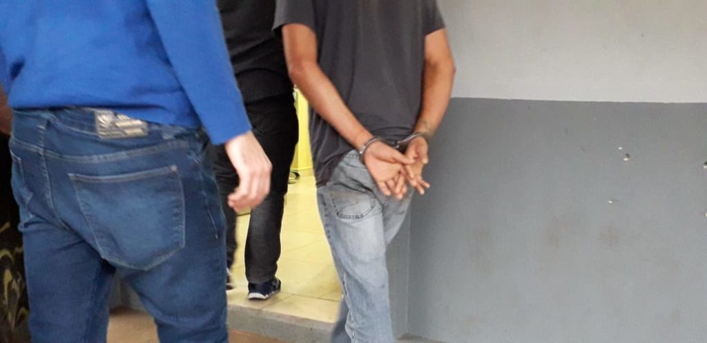 Homem que é acusado de crime de homicídio é detido pela Polícia Militar