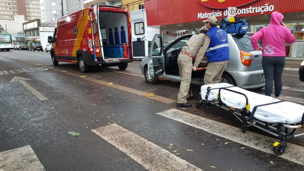 Mulher fica ferida em colisão entre carros na Avenida Brasil