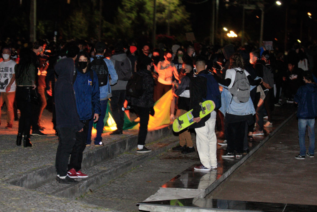 Jovem que foi gravado rasgando bandeira brasileira se apresenta e diz que queria ‘souvenir’ de ato, em Curitiba