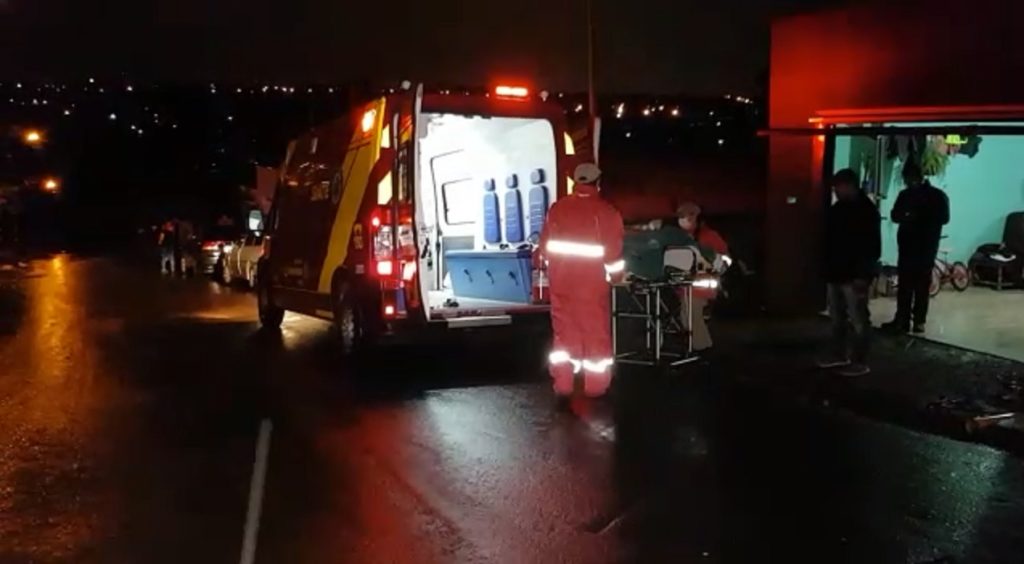 Ciclista é socorrido após se envolver em colisão com carro no Conjunto Sara Eliza